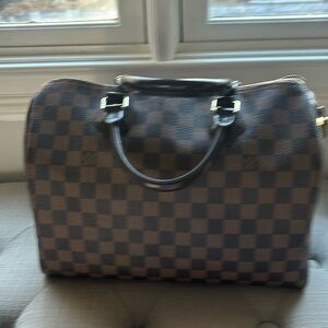 Good pre owned bag, some signs of wear but very good condition overall.